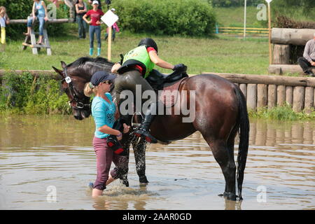 Cross country Reiter vom Pferd fallen, stürzt das Wasser springen Stockfoto