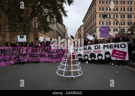 Rom, Roma, Italien. 23 Nov, 2019. Tausende von Frau März in Italien alarmierende Feminizid Ebenen und geschlechtsspezifische Gewalt zu protestieren. Der Protest wurde von der italienischen Niemand Weniger (Nicht una di Meno) Frau Organisation. Credit: Matteo Trevisan/ZUMA Draht/Alamy leben Nachrichten Stockfoto