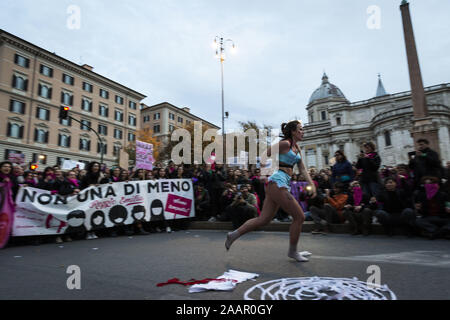 Rom, Roma, Italien. 23 Nov, 2019. Tausende von Frau März in Italien alarmierende Feminizid Ebenen und geschlechtsspezifische Gewalt zu protestieren. Der Protest wurde von der italienischen Niemand Weniger (Nicht una di Meno) Frau Organisation. Credit: Matteo Trevisan/ZUMA Draht/Alamy leben Nachrichten Stockfoto