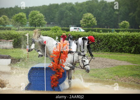 Cross country Reiter vom Pferd fallen, stürzt das Wasser springen Stockfoto