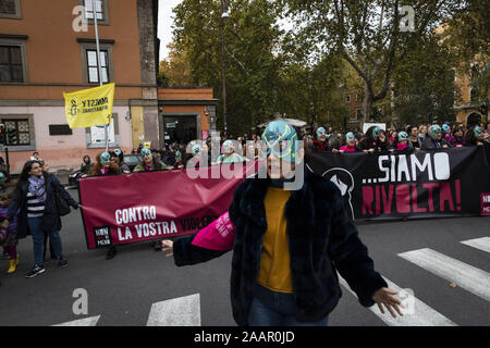 Rom, Roma, Italien. 23 Nov, 2019. Tausende von Frau März in Italien alarmierende Feminizid Ebenen und geschlechtsspezifische Gewalt zu protestieren. Der Protest wurde von der italienischen Niemand Weniger (Nicht una di Meno) Frau Organisation. Credit: Matteo Trevisan/ZUMA Draht/Alamy leben Nachrichten Stockfoto