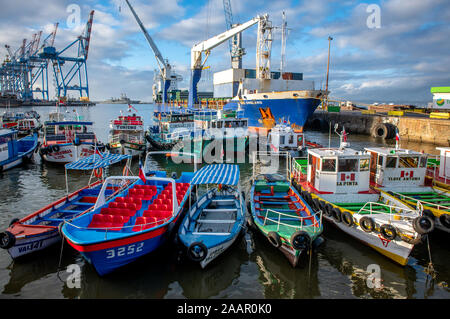 Schiffe angedockt in der hohen Verkehr Hafen von Valparaiso, Chile. Stockfoto