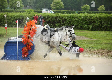 Cross country Reiter vom Pferd fallen, stürzt das Wasser springen Stockfoto