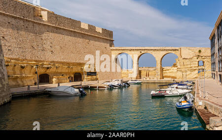 Der Graben zu graben trennt Fort St. Angelo von Portomaso. Stockfoto