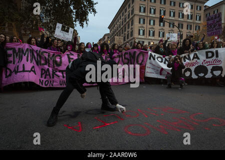 Rom, Roma, Italien. 23 Nov, 2019. Tausende von Frau März in Italien alarmierende Feminizid Ebenen und geschlechtsspezifische Gewalt zu protestieren. Der Protest wurde von der italienischen Niemand Weniger (Nicht una di Meno) Frau Organisation. Credit: Matteo Trevisan/ZUMA Draht/Alamy leben Nachrichten Stockfoto