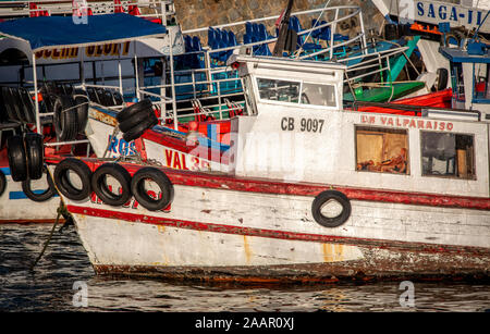 Schiffe angedockt in der hohen Verkehr Hafen von Valparaiso, Chile. Stockfoto