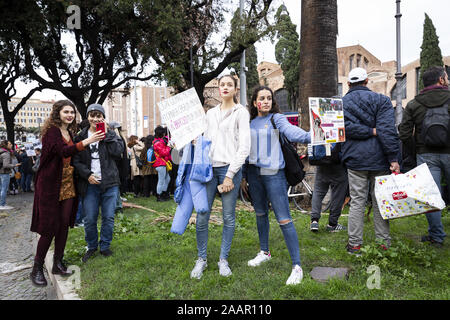 Rom, Roma, Italien. 23 Nov, 2019. Tausende von Frau März in Italien alarmierende Feminizid Ebenen und geschlechtsspezifische Gewalt zu protestieren. Der Protest wurde von der italienischen Niemand Weniger (Nicht una di Meno) Frau Organisation. Credit: Matteo Trevisan/ZUMA Draht/Alamy leben Nachrichten Stockfoto