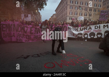 Rom, Roma, Italien. 23 Nov, 2019. Tausende von Frau März in Italien alarmierende Feminizid Ebenen und geschlechtsspezifische Gewalt zu protestieren. Der Protest wurde von der italienischen Niemand Weniger (Nicht una di Meno) Frau Organisation. Credit: Matteo Trevisan/ZUMA Draht/Alamy leben Nachrichten Stockfoto