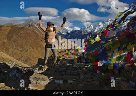 Westliche Frau in Wanderausrüstung Trekking im Langtang Tal Region des Himalaya Stockfoto