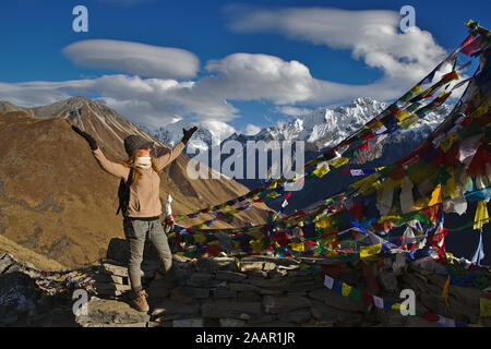 Westliche Frau in Wanderausrüstung Trekking im Langtang Tal Region des Himalaya Stockfoto