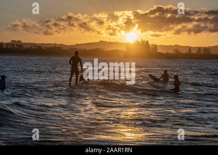 Surfer bei Sonnenuntergang, Watago Bay, Byron. NSW Stockfoto