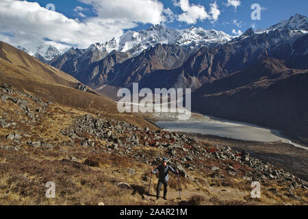 Blick auf den langtang Tal vom Dorf Kyanjin Gompa Stockfoto