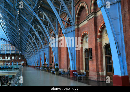 Innenraum von St. Pancras Railway Station, Stadtteil Camden, London City, England Stockfoto