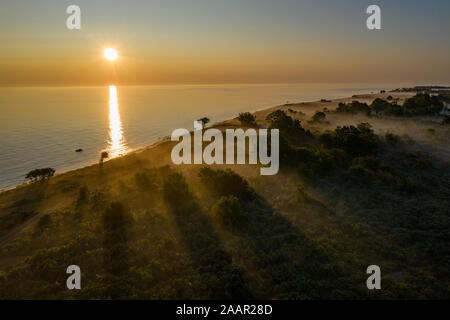 Steinmauer an der Ostsee im Sommer. Osmussaar Küste, Insel in Estland, Europa. Stockfoto