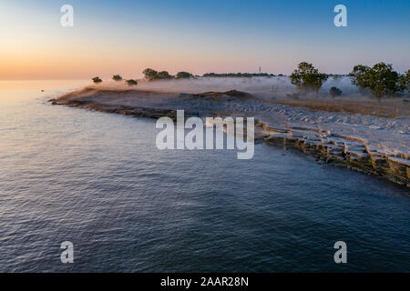 Steinmauer an der Ostsee im Sommer. Osmussaar Küste, Insel in Estland, Europa. Stockfoto