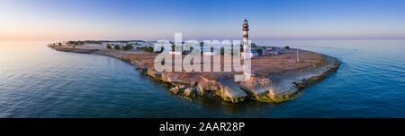 Leuchtturm und Haus auf der kleinen Insel in der Ostsee. Architektur auf der Osmussaar, Estland, Europa. Stockfoto