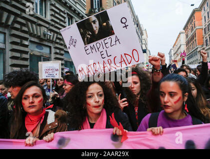 Rom, Italien, 23. Nov 2019. Eine Demonstrantin hält ein Schild mit der Aufschrift, in Spanisch, 'Start Matriarchat"; während der Demonstration gegen männliche Gewalt an Frauen. Credit: Riccardo De Luca - Update Bilder/Alamy leben Nachrichten Stockfoto