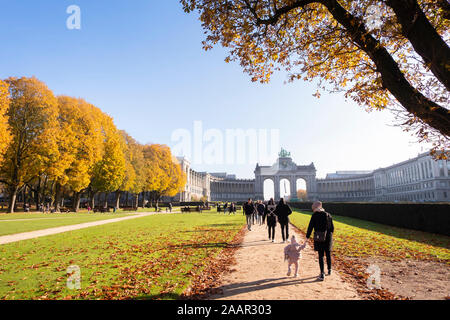 Brüssel, Belgien, 10. November 2019: Menschen flanieren auf Gassen an einem sonnigen Herbstmorgen in Cinquantenaire Park. Stockfoto