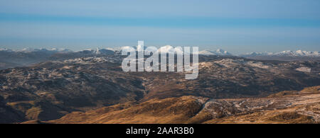 Der erste Schnee in den Bergen - Cairngorm National Park in Schottland Stockfoto
