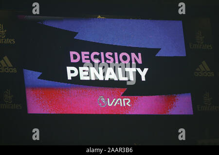 London, Großbritannien. 23 Nov, 2019. LONDON, Großbritannien, 23. November. Der große Bildschirm mit den VAR Entscheidung während der Englischen Premier League zwischen Arsenal und Southampton im Emirates Stadium, London, England am 23. November 2019. Credit: Aktion Foto Sport/Alamy leben Nachrichten Stockfoto