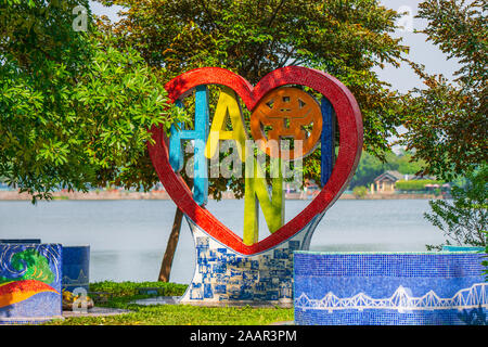 Hanoi, Vietnam - 12. Oktober 2019: Die berühmte Liebe Hanoi Statue neben der großen nördlichen See von Hanoi Stockfoto