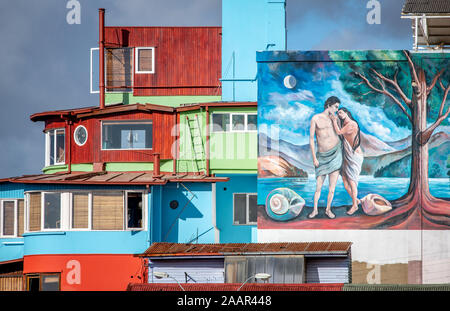 Farbenfrohen Wandmalereien zieren die Wände Gebäude von Valparaiso, Chile. Stockfoto