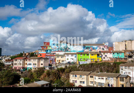 Farbenfrohen Wandmalereien zieren die Wände Gebäude von Valparaiso, Chile. Stockfoto