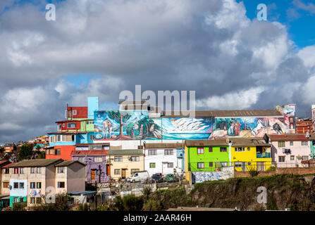 Farbenfrohen Wandmalereien zieren die Wände Gebäude von Valparaiso, Chile. Stockfoto