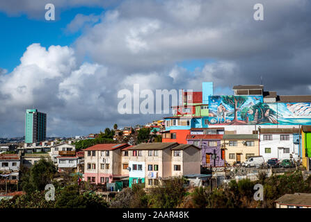 Farbenfrohen Wandmalereien zieren die Wände Gebäude von Valparaiso, Chile. Stockfoto