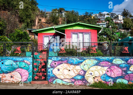 Farbenfrohen Wandmalereien zieren die Wände Gebäude von Valparaiso, Chile. Stockfoto