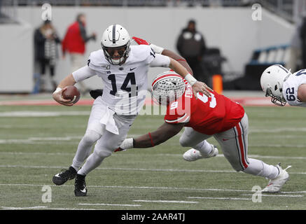 Columbus, Ohio, USA. 23. November 2019. Columbus, United States. 23 Nov, 2019. Penn State Nittany Lions Quarterback Sean Clifford (14) verdeutlicht die Bekämpfung von Ohio State Buckeyes Jason Cornell (9) in der ersten Hälfte Samstag, 23. November 2019 in Columbus, Ohio. Foto von Aaron Josefczyk/UPI Quelle: UPI/Alamy leben Nachrichten Stockfoto