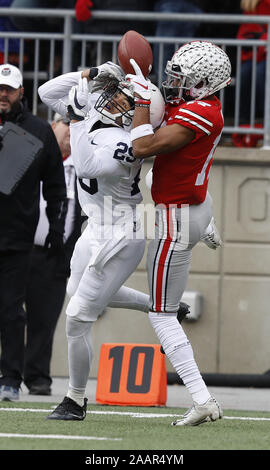 Columbus, Ohio, USA. 23 Nov, 2019. Penn State Nittany Lions John Reid (29) Bricht ein Pass für die Ohio State Buckeyes Chris Olave (17) in der ersten Hälfte Samstag, 23. November 2019 in Columbus, Ohio. Foto von Aaron Josefczyk/UPI Quelle: UPI/Alamy leben Nachrichten Stockfoto