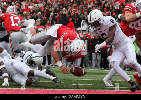 Columbus, Ohio, USA. 23 Nov, 2019. Ohio Zustand Buckeye ist Justin Felder (1) ungeschickte Versuche den Ball vor dem Überqueren der Torlinie gegen die Penn State Nittany Lions am Samstag, 23. November 2019 in Columbus, Ohio. Foto von Aaron Josefczyk/UPI Quelle: UPI/Alamy leben Nachrichten Stockfoto