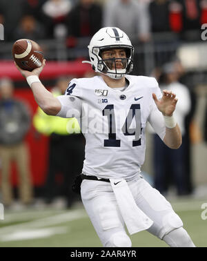 Columbus, Ohio, USA. 23 Nov, 2019. Penn State Nittany Lions Quarterback Sean Clifford (14) wirft einen Pass gegen die Ohio State Buckeyes in der ersten Hälfte Samstag, 23. November 2019 in Columbus, Ohio. Foto von Aaron Josefczyk/UPI Quelle: UPI/Alamy leben Nachrichten Stockfoto