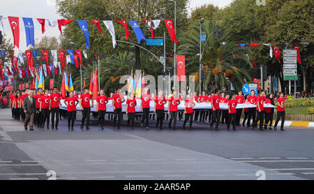 ISTANBUL, Türkei - 29 Oktober, 2019: Studenten März während 29. Oktober Tag der Republik der Türkei Parade in Vatan Avenue Stockfoto