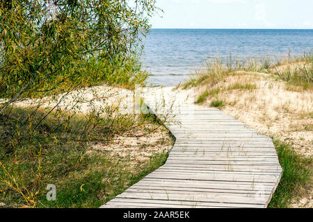 Holz- weg zum Strand auf sandigen Dünen im Sommer Stockfoto