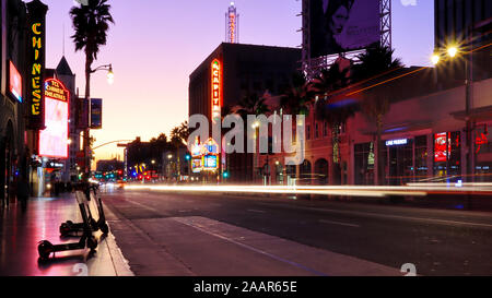 Hollywood, Kalifornien - Sonnenaufgang am Hollywood Boulevard in der Nähe von TCL Chinese Theater und El Capitan Theatre - Lange Belichtung Foto Stockfoto