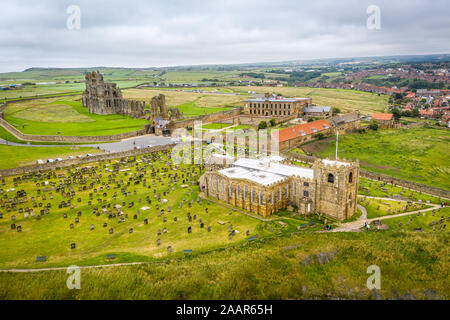 Die ikonischen Whitby Abbey befindet sich auf dem Hügel über der malerischen englischen Küstenort Whitby, Yorkshire, Vereinigtes Königreich. Stockfoto