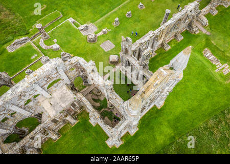 Die ikonischen Whitby Abbey befindet sich auf dem Hügel über der malerischen englischen Küstenort Whitby, Yorkshire, Vereinigtes Königreich. Stockfoto