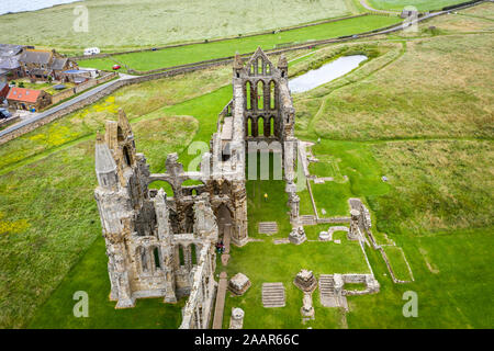 Die ikonischen Whitby Abbey befindet sich auf dem Hügel über der malerischen englischen Küstenort Whitby, Yorkshire, Vereinigtes Königreich. Stockfoto