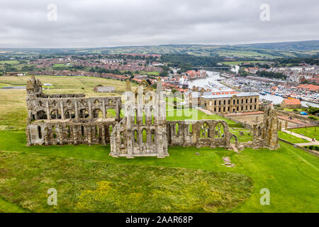 Die ikonischen Whitby Abbey befindet sich auf dem Hügel über der malerischen englischen Küstenort Whitby, Yorkshire, Vereinigtes Königreich. Stockfoto