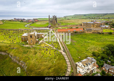 Die ikonischen Whitby Abbey befindet sich auf dem Hügel über der malerischen englischen Küstenort Whitby, Yorkshire, Vereinigtes Königreich. Stockfoto