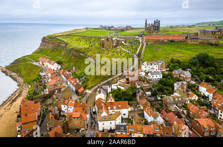 Die ikonischen Whitby Abbey befindet sich auf dem Hügel über der malerischen englischen Küstenort Whitby, Yorkshire, Vereinigtes Königreich. Stockfoto