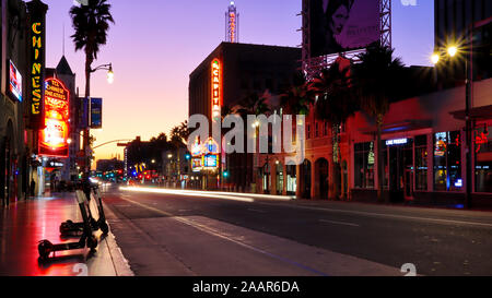 Hollywood, Kalifornien - Sonnenaufgang am Hollywood Boulevard in der Nähe von TCL Chinese Theater und El Capitan Theatre - Lange Belichtung Foto Stockfoto