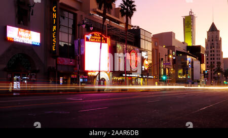 Hollywood, Kalifornien - Sonnenaufgang Blick auf Hollywood und Highland Center, Hard Rock Cafe, Dolby Theater, TCL Chinese Theatre und der U-Bahn Station Stockfoto