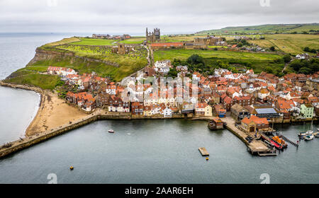 Die ikonischen Whitby Abbey befindet sich auf dem Hügel über der malerischen englischen Küstenort Whitby, Yorkshire, Vereinigtes Königreich. Stockfoto