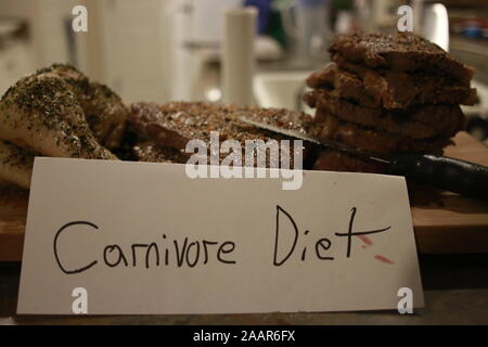 Carnivore Ernährung Konzept. Zutaten für Zero carb Diät - Fleisch, Geflügel, Fisch, Meeresfrüchte, Eier, Rindfleisch Knochen für Knochen Brühe und kopieren Sie Raum in der Mitte auf Stockfoto