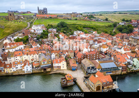 Die ikonischen Whitby Abbey befindet sich auf dem Hügel über der malerischen englischen Küstenort Whitby, Yorkshire, Vereinigtes Königreich. Stockfoto