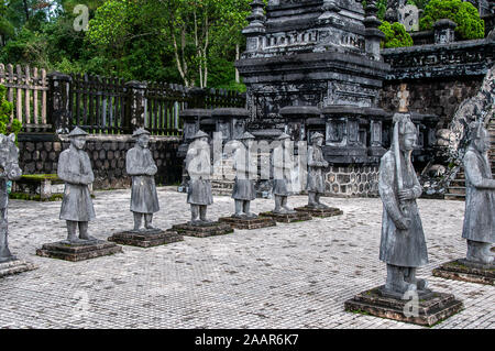 Stein Krieger auf Parade das Grab des Kaisers Khai Dinh in Hue zu schützen. Stockfoto