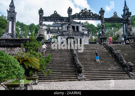 Eine majestätische Steintreppe führt zum Mausoleum von Kaiser Khai Dinh in Hue, Vietnam. Stockfoto